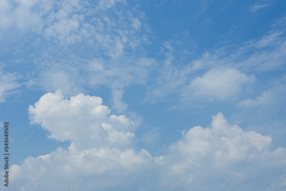 Naklejka premium Błękitne niebo i chmury