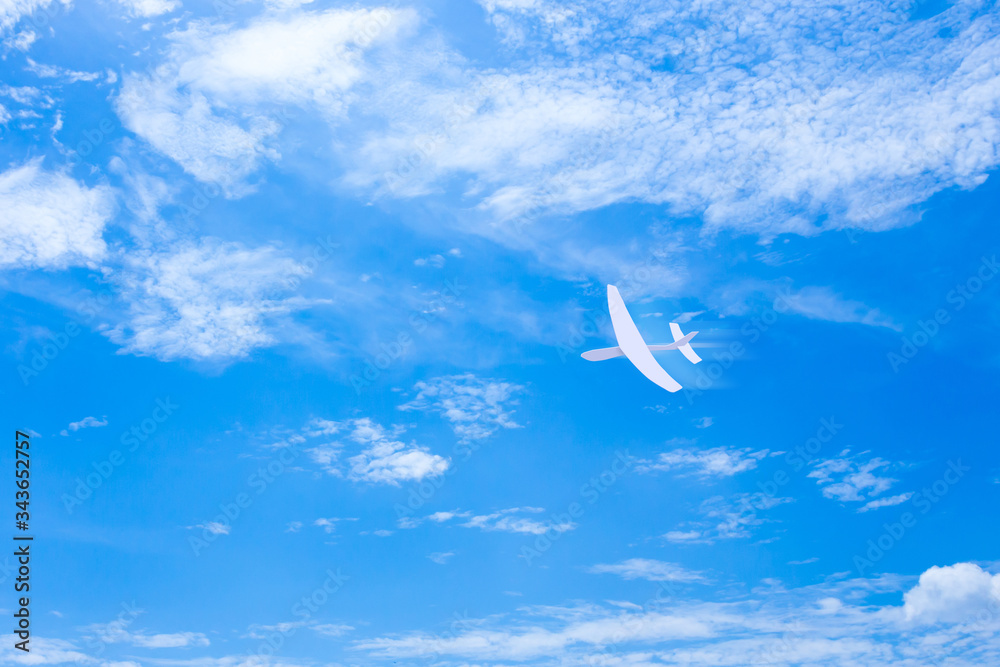 Fototapeta premium 青空に紙飛行機