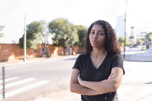 Black woman on urban background in casual clothing © Gustavo