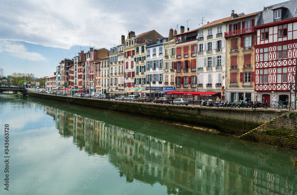 Vue sur les façades d'immeubles le long de la Nive à Bayonne