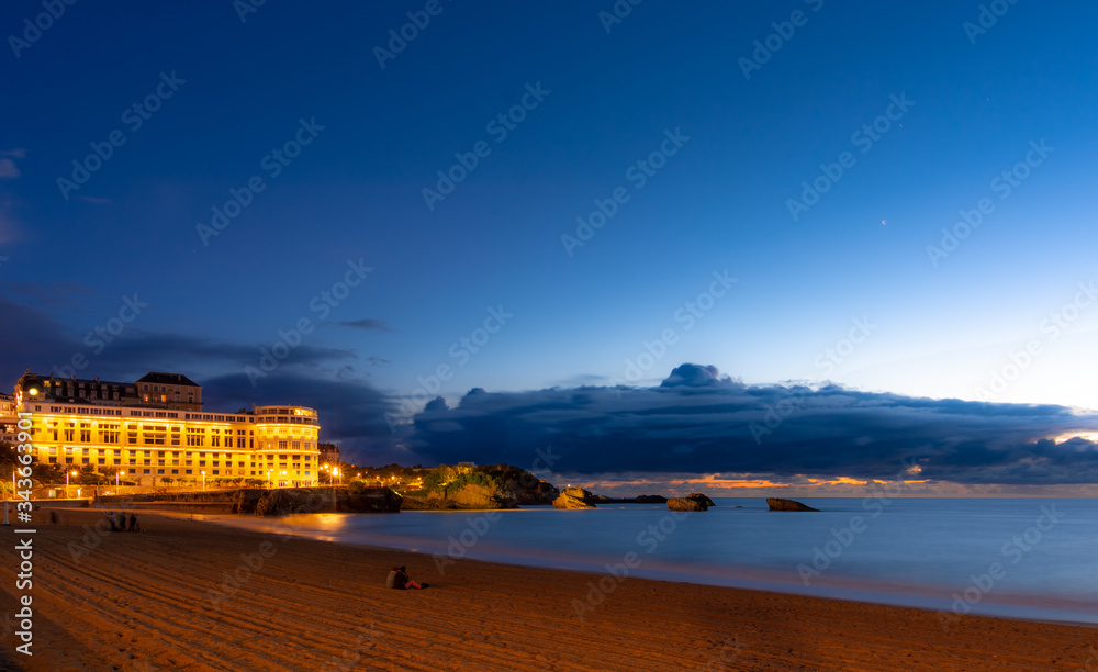 La grande plage de Biarritz au soleil couchant