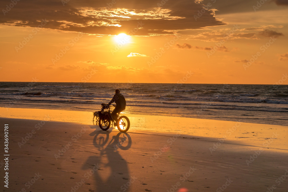 Fototapeta premium bike on the beach at sunset