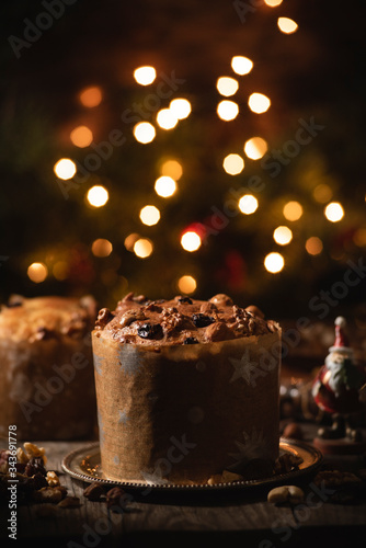 Pan dulce navideño en una mesa decorada con luces bokeh de fondo.