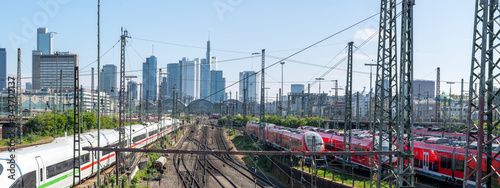 Rückseite Frankfurt Bahnhof Skyline Industrie Pano