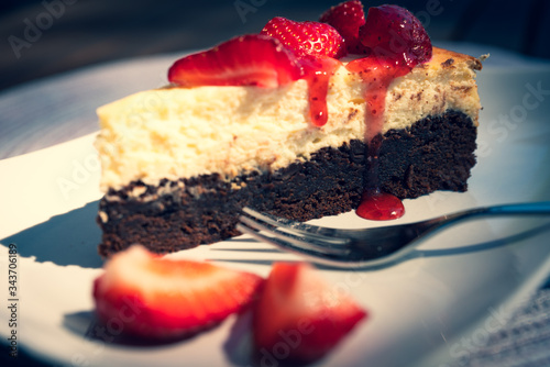Brownie cheescake with strawberries