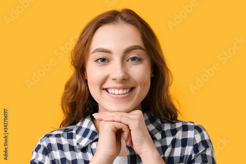 Young woman with healthy te...