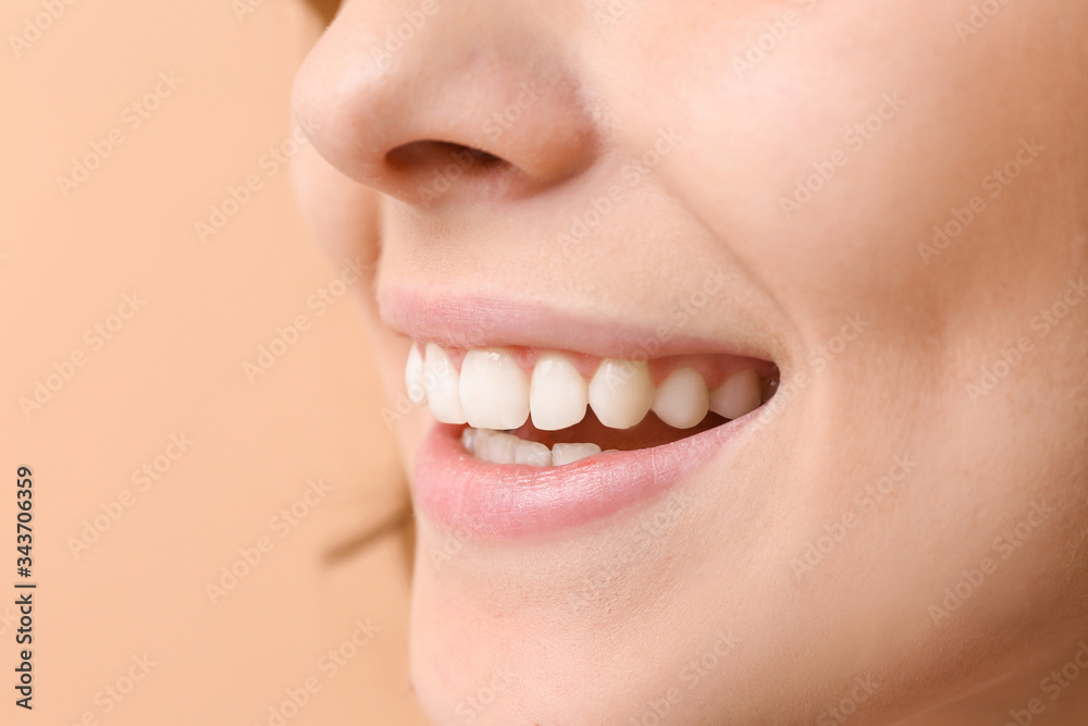 Obraz premium Young woman with healthy teeth on color background, closeup