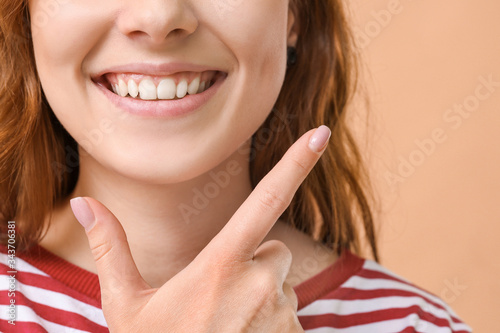 Young woman with healthy te...