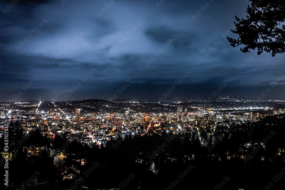 Obraz premium time lapse of clouds over city