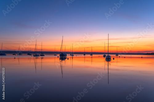 Segelboote im Hafen von Herrsching am Ammersee im Sonnenuntergang