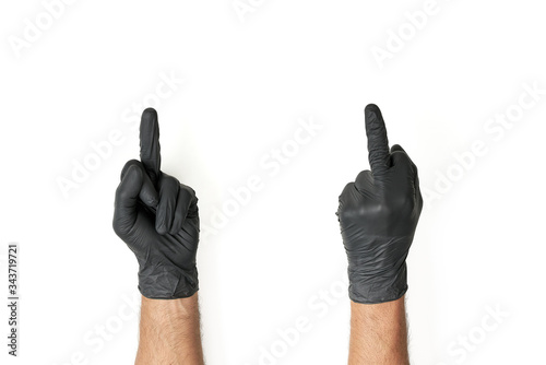 Męska dłoń w jednorazowej czarnej rękawiczce