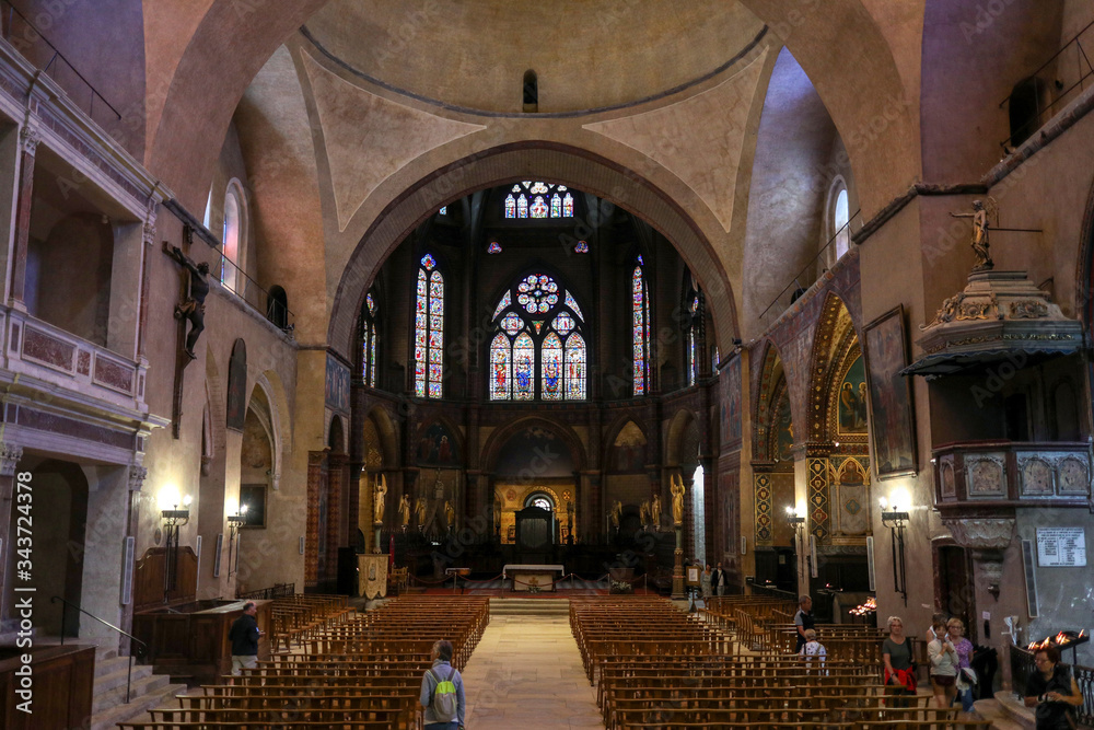 Φωτογραφία Interior of Saint Etienne Cathedral in Cahors, Occitanie, France