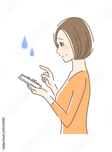 スマホを操作して不安な女性の横顔