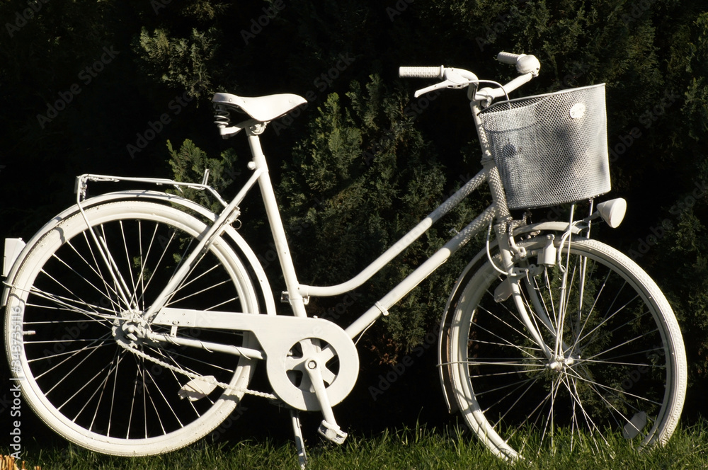 Altes Fahrrad als Dokoration für den Garten