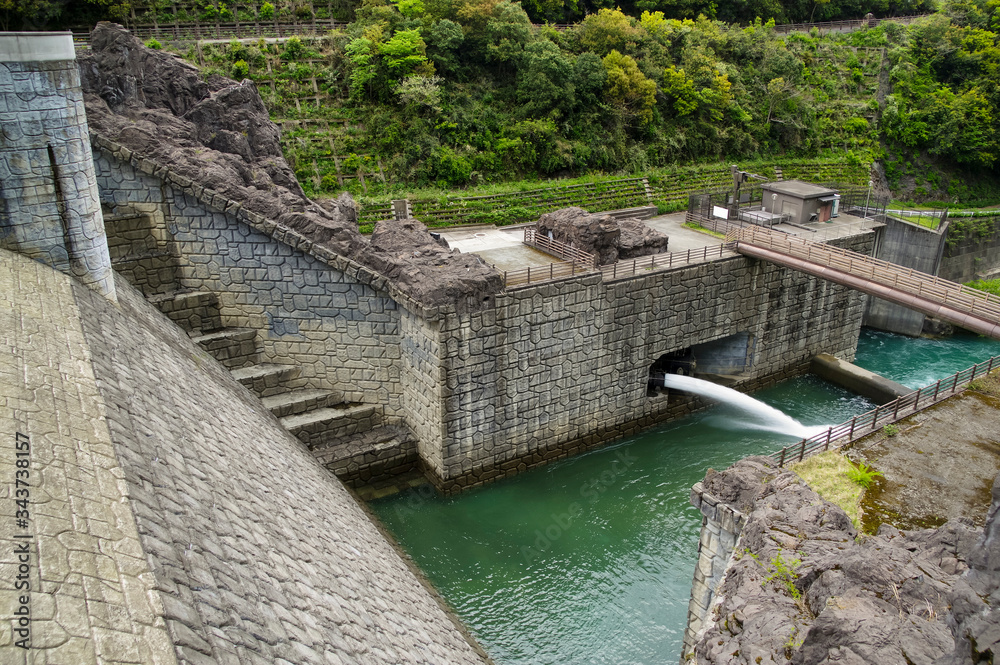 急激な増水を防ぐ為の調整ダムである石小屋ダム
