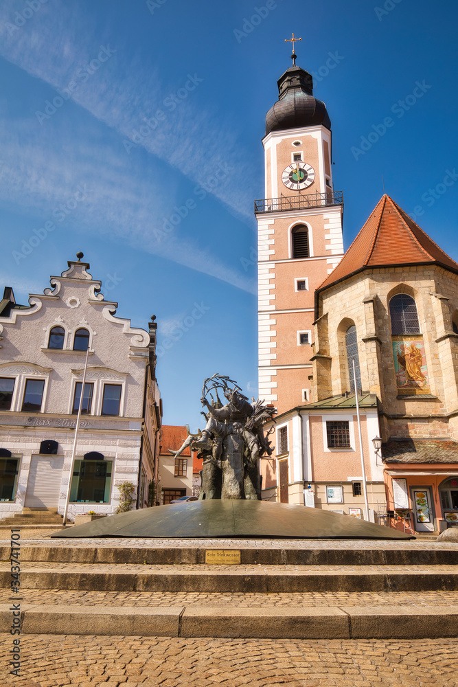 Der Marktplatz in Cham mit Brunnen und Kirche