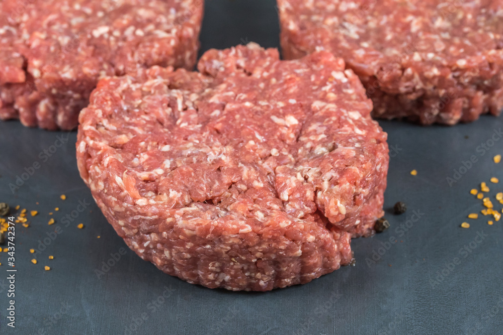 steak haché de boeuf cru sur une ardoise steak haché de boeuf cru sur une ardoise