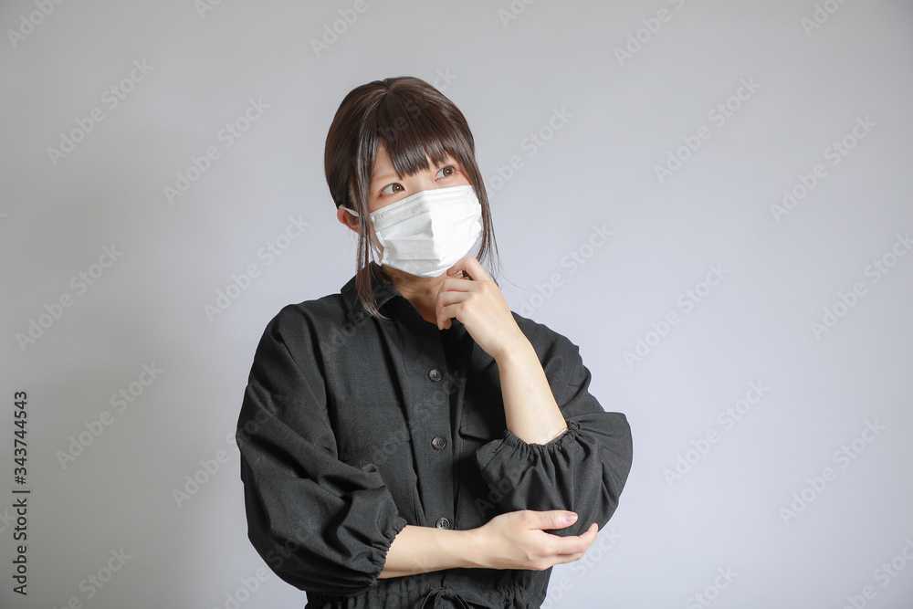 マスクをつける女性 マスクをつける女性
