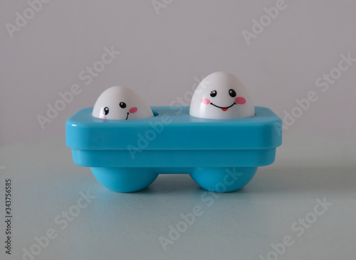 Fotografie jeux de bébé ancien avec des œufs dans un socle bleu