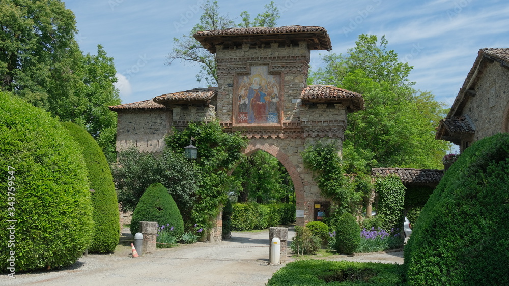 Porta d'accesso del villaggo neomedievale di Grazzano Visconti.