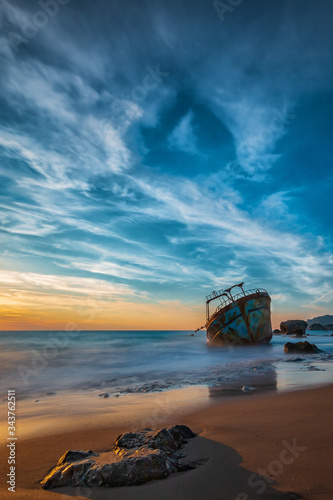 Korfu. Sonnenuntergang und Schiff. Horizont und Romantik am Strand von Griechenland.