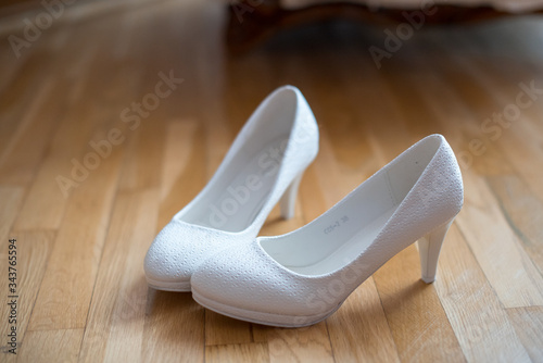 White bride shoes are a complement to a wedding look 