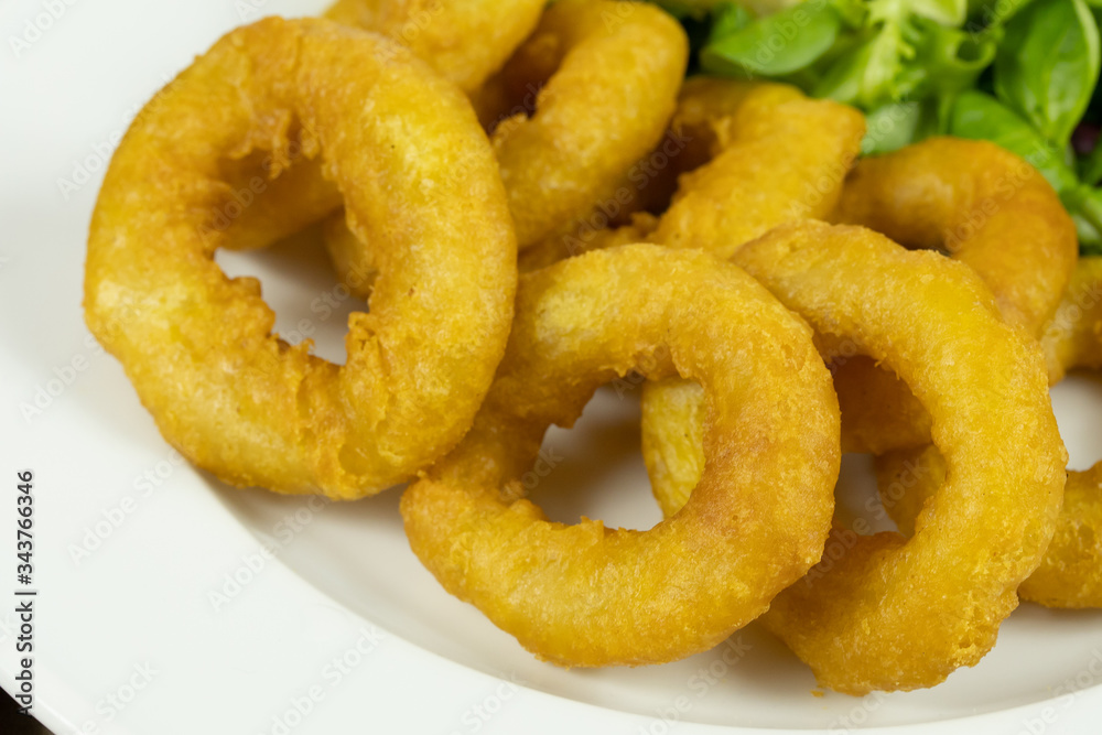 assiette de beignets de calamars à la romaine