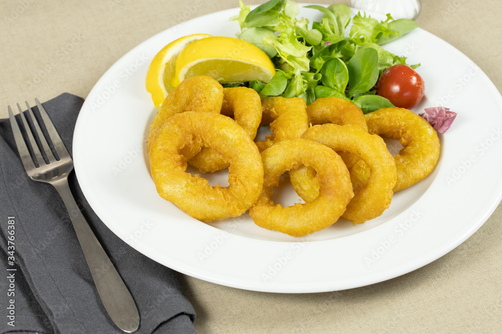 assiette de beignets de calamars à la romaine