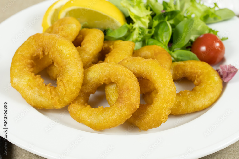 assiette de beignets de calamars à la romaine assiette de beignets de calamars à la romaine