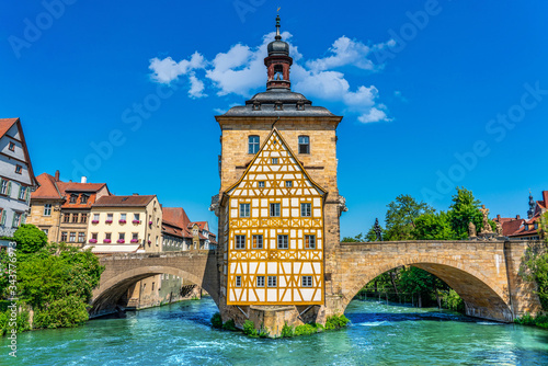 Panoramablick über das altes Rathaus an der Regnitz in Bamberg, Deutschland