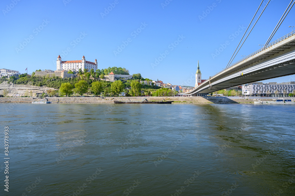 Obraz premium View of Bratislava castle on other bank of Danube river (Bratislava, Slovakia)