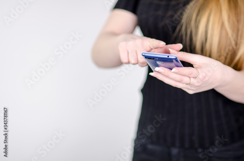 Młoda kobieta trzymająca w ręce telefon