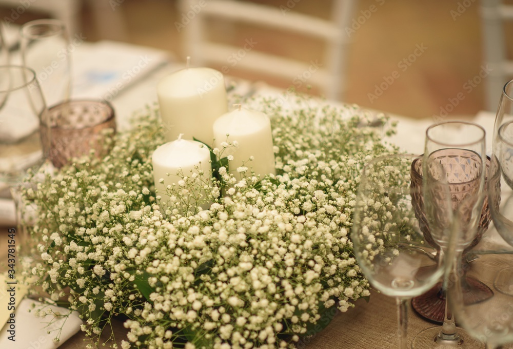 Centro de mesa con flores y velas Stock Photo | Adobe Stock