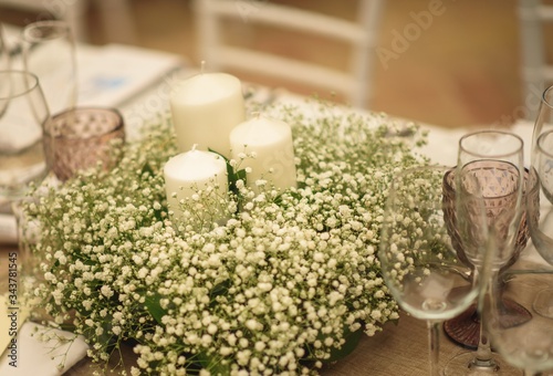 Centro de mesa con flores y velas