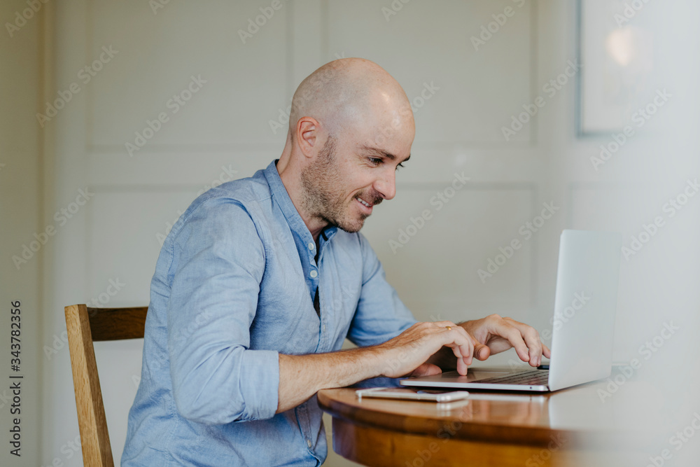 Mann bei Home-Office Mann bei Home-Office