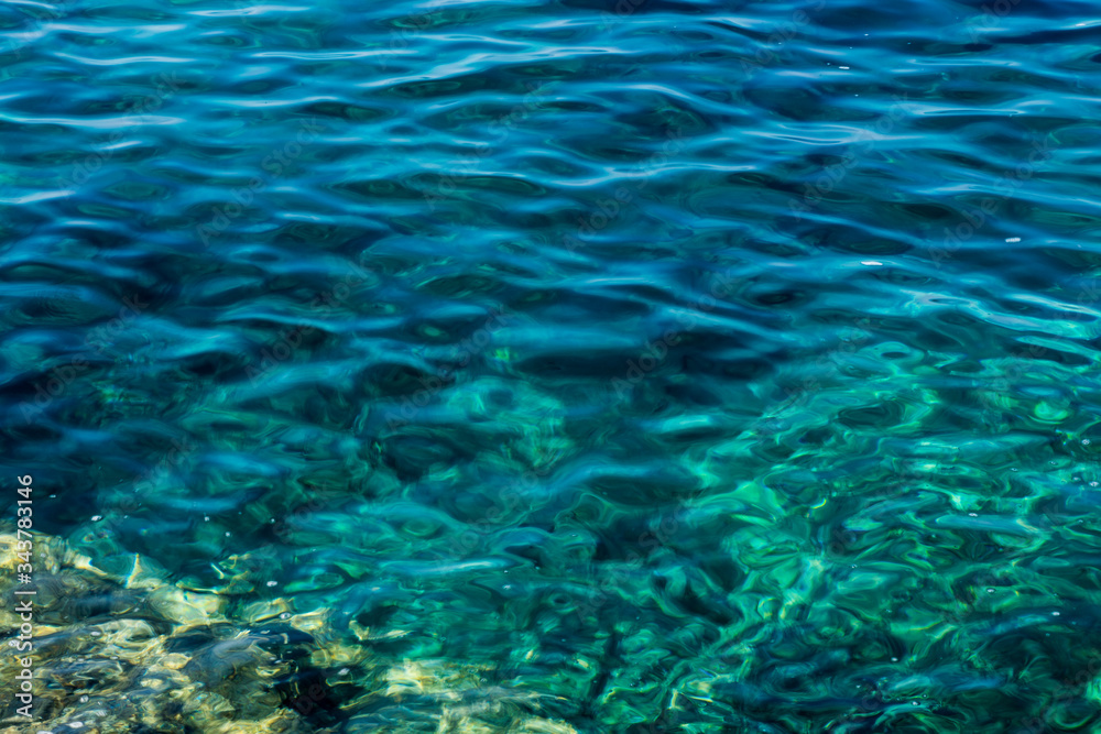 Griechenland glasklares Wasser und Felsklippen am südlichen Peloponnes