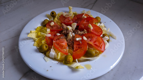 Ensalada de endivias con tomate y atun