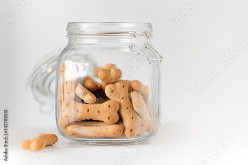 Foto dog cookies in a jar on a light background