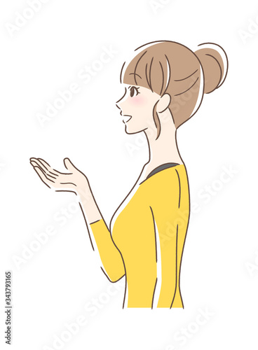 笑顔で手を差し出す女性の横顔