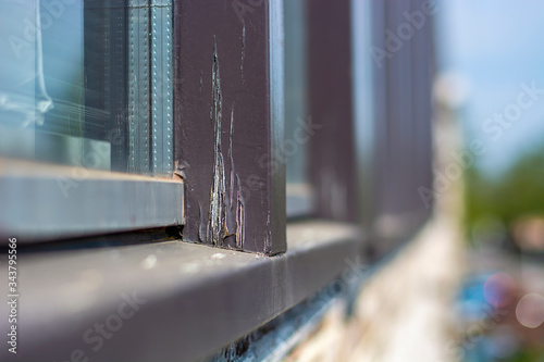 Fotografia Damaged cracked modern residential window frames in bad condition with peeling p