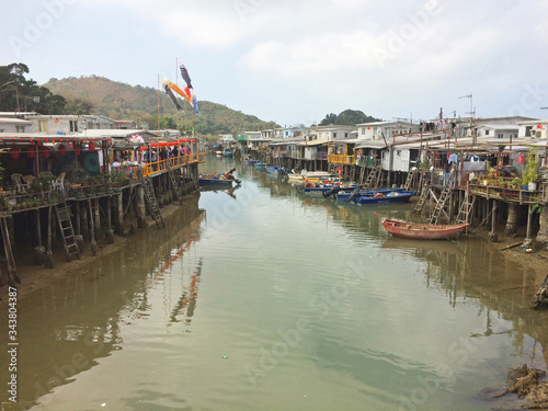 Canales de Tai O en Lantau, Hong Kong, casas prefabricadas a ambos lados del agua y pequeñas lanchas photo