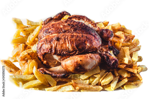delicioso pollo al horno con patatas fritas. aislado en fondo blanco