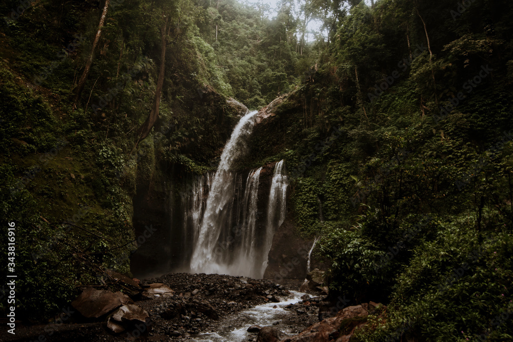 Obraz premium Tiu Kelep Waterfall