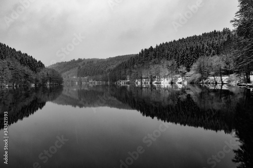 Spiegelung Wasser See berge schwarz weiß
