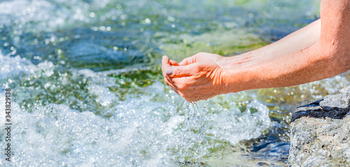 Hände waschen mit klarem Wasser
