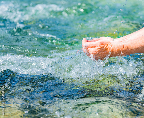 Hände waschen mit klarem Wasser
