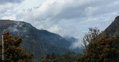 Monta  as con niebla en Colombia