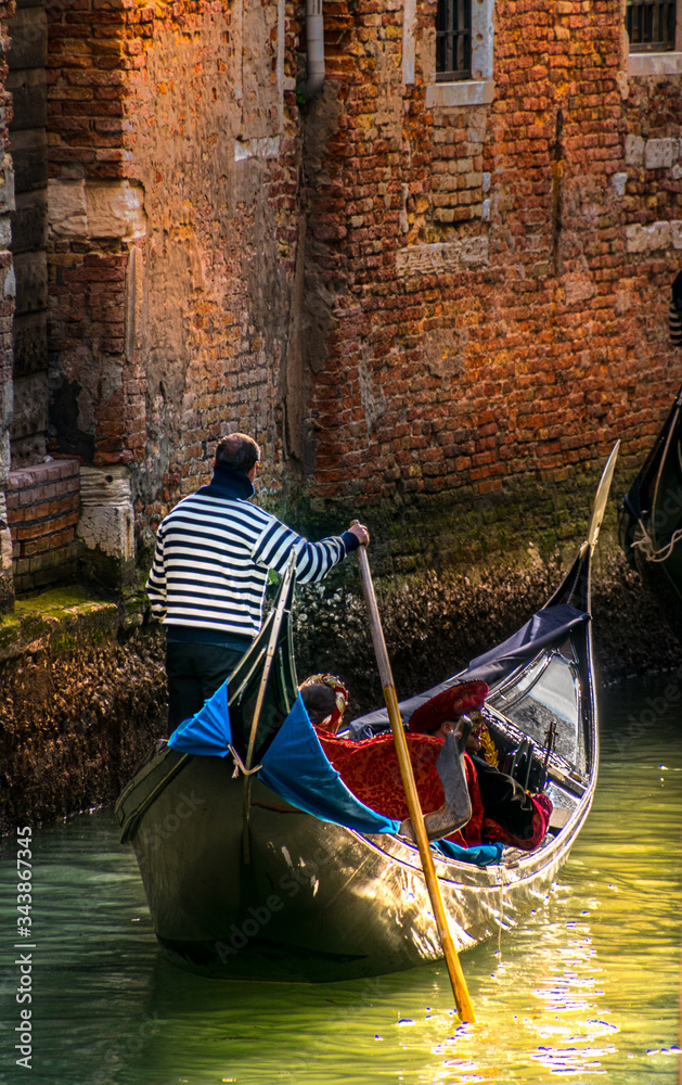 venezia 02 - gondoliere in un canale minore della città