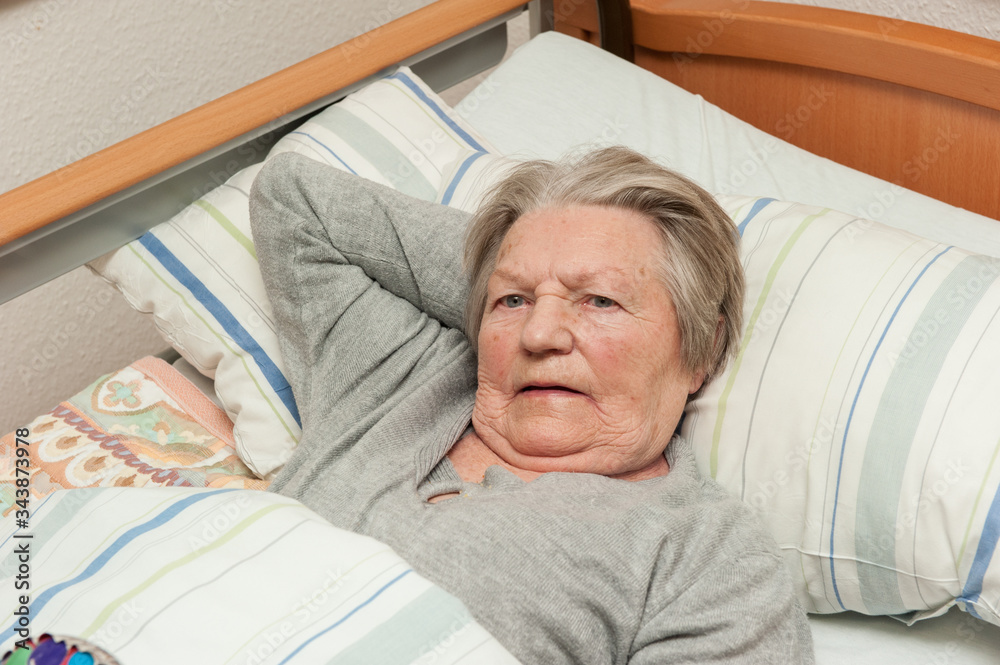 Alte Frau liegt im Bett Alte Frau liegt im Bett