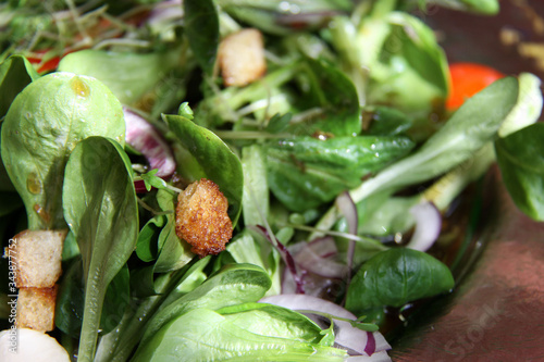 Feldsalat mit Croutons 